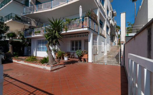 Aci Castello Via Livorno 14 appartamento fronte mare