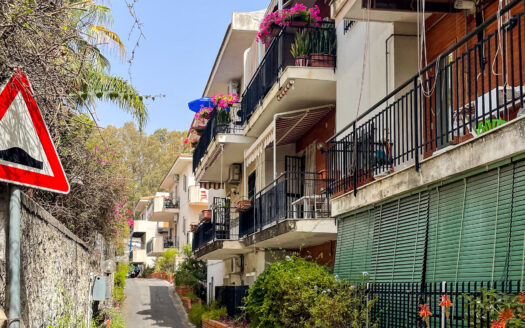 Appartamento tre vani Via Livorno 101, Aci Castello