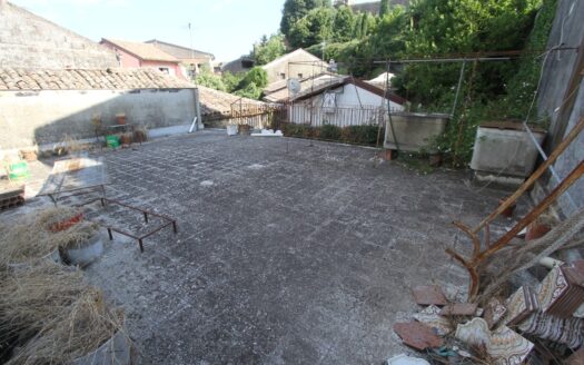 Indipendente con cortile e terrazzo