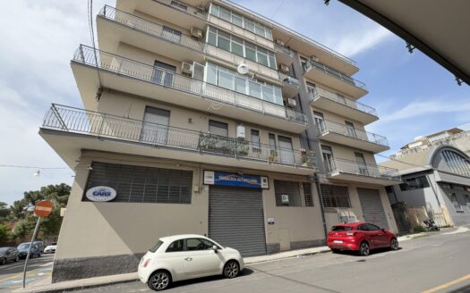 **Attico Ristrutturato con Vista Mozzafiato – Un’Occasione da Non Perdere! **