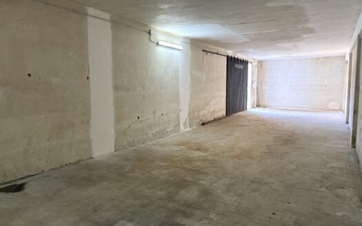 Garage Spazioso in Vendita a Mascalucia