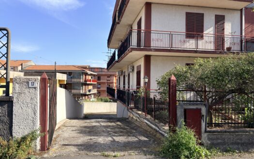 Garage Spazioso in Vendita a Mascalucia
